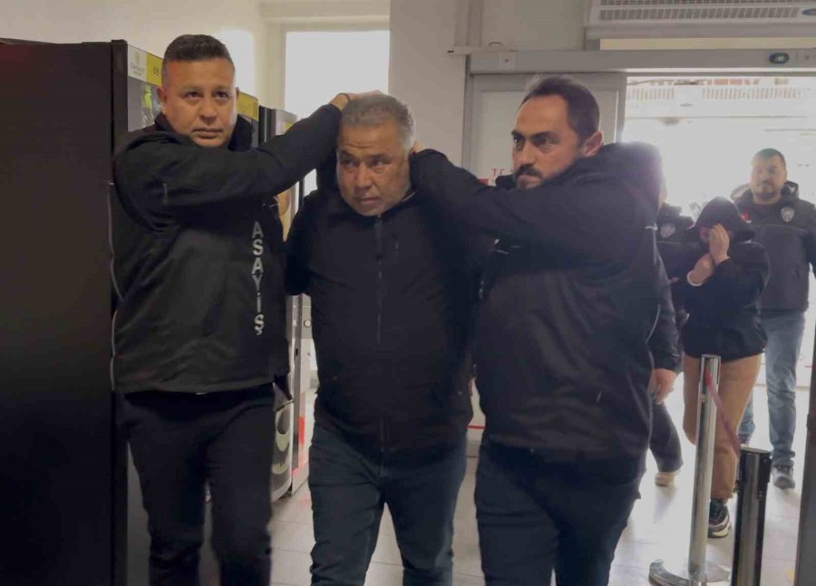 Maddi Hasarlı Kaza Sonrası 2 Kişiyi Öldürüp, "pişman Değilim" Diyen Şahıs Tutuklandı