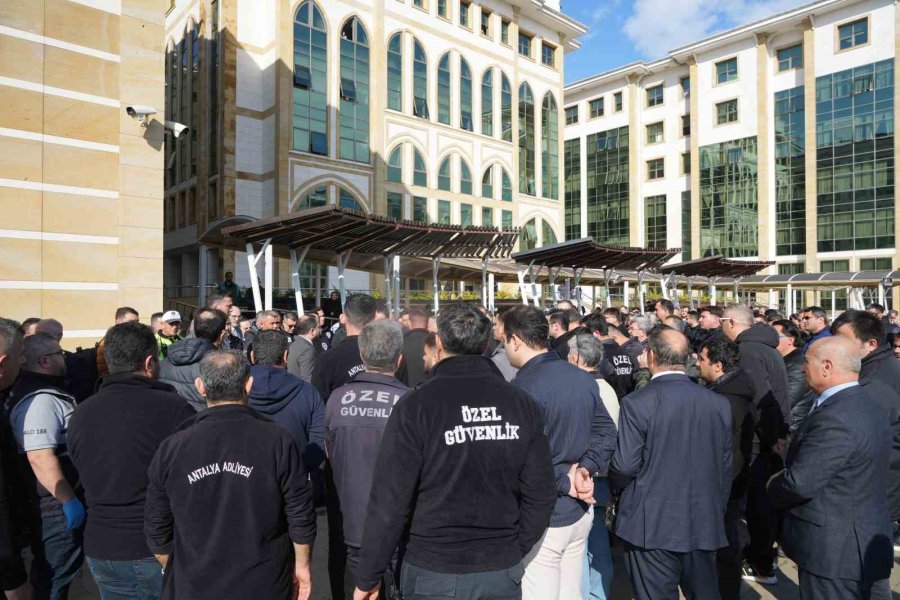 Görev Yaptığı Adliyede Ölü Bulunan Güvenlik Görevlisi Gözyaşlarıyla Uğurlandı