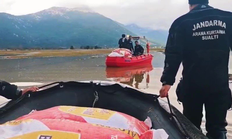 Yaylada Mahsur Kalan Çoban Ve Yüzlerce Hayvana Botla Yem İle Erzak Taşıdılar