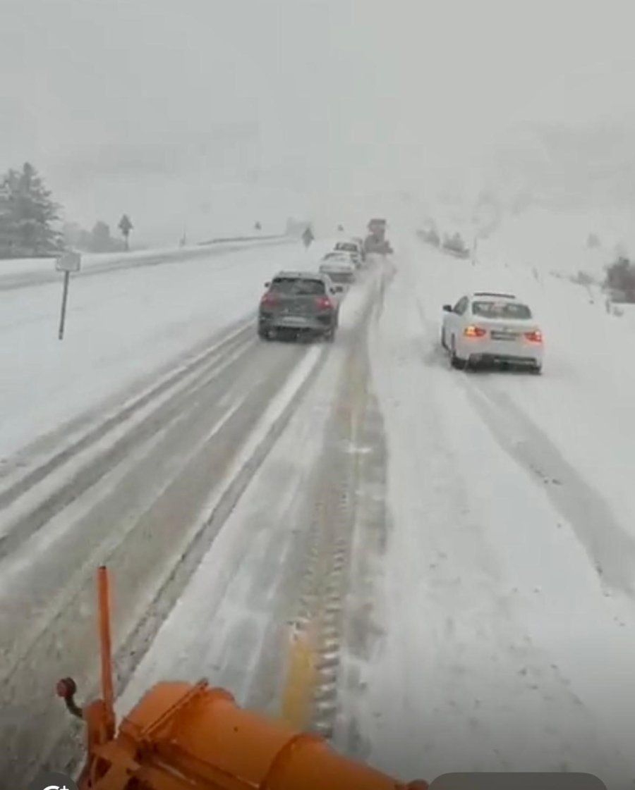 Antalya’nın Bin 825 Rakımlı Alacabel Mevkiinde Kar Yağışı Başladı