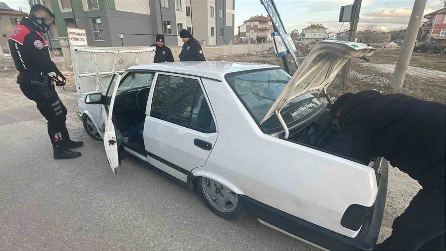 Trafikten Men Edilen Yere Yakın Tofaş Güçlükle Çekiye Yüklendi