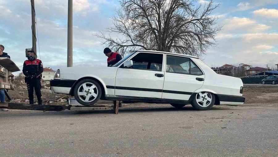 Trafikten Men Edilen Yere Yakın Tofaş Güçlükle Çekiye Yüklendi