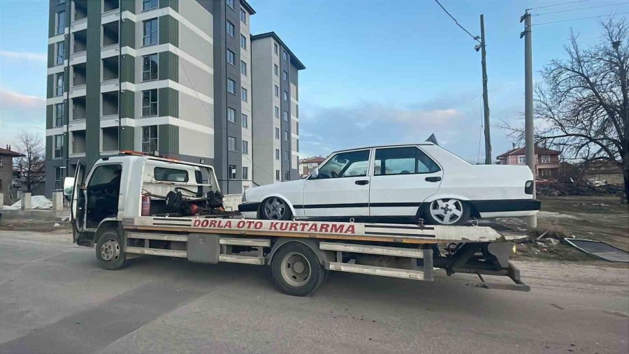 Trafikten Men Edilen Yere Yakın Tofaş Güçlükle Çekiye Yüklendi