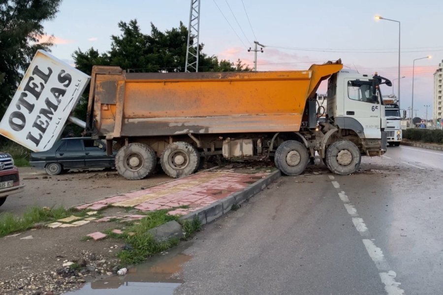 Kamyonun Çarptığı Tabela Otomobilin Üzerine Devrildi: 1 Yaralı