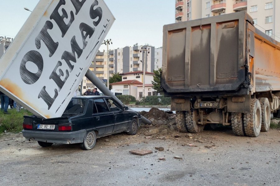 Kamyonun Çarptığı Tabela Otomobilin Üzerine Devrildi: 1 Yaralı