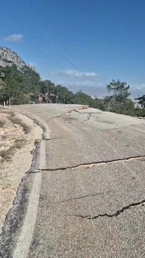 Antalya’da 3 Mahallenin Ulaşımını Sağlayan Yol Çöktü