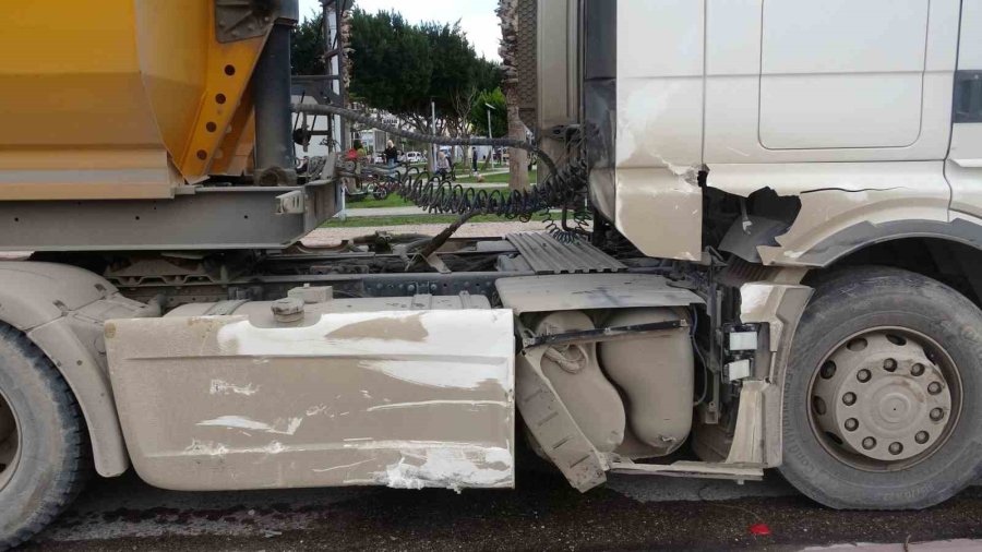 Okul Dönüşü Kamyon İle Çarpışan Motosikletteki 2 Genç Yaralandı