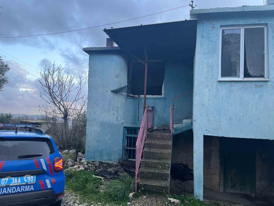 Yangına Uykuda Yakalanan Yaşlı Kadın Hastaneye Kaldırıldı