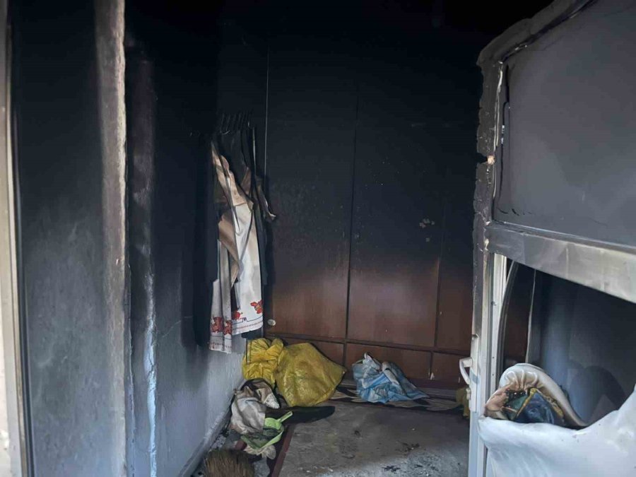 Yangına Uykuda Yakalanan Yaşlı Kadın Hastaneye Kaldırıldı