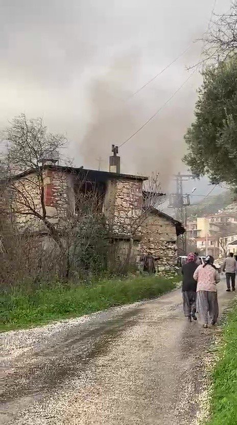 Yangına Uykuda Yakalanan Yaşlı Kadın Hastaneye Kaldırıldı