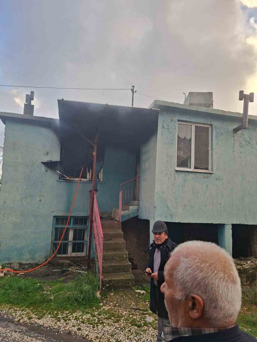 Yangına Uykuda Yakalanan Yaşlı Kadın Hastaneye Kaldırıldı