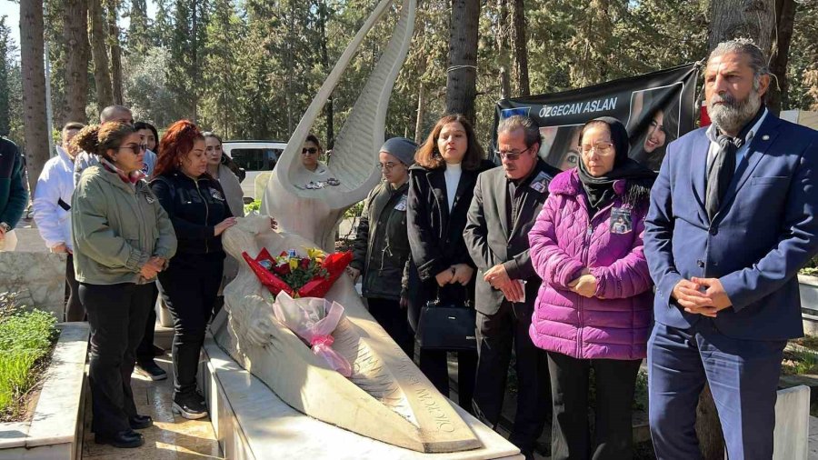 Özgecan Aslan Ölümünün 11’inci Yılında Mezarı Başında Dualarla Anıldı