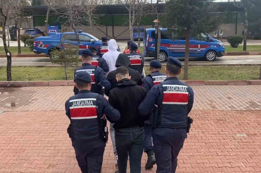 Aksaray’da Jandarmadan 6 Adrese Eş Zamanlı Uyuşturucu Baskını: 5 Tutuklama