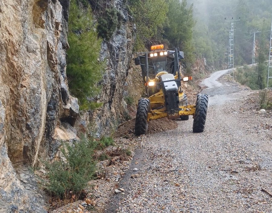 Alanya’da Tıkanan Menfezler Büyükşehir Ekiplerince Açıldı