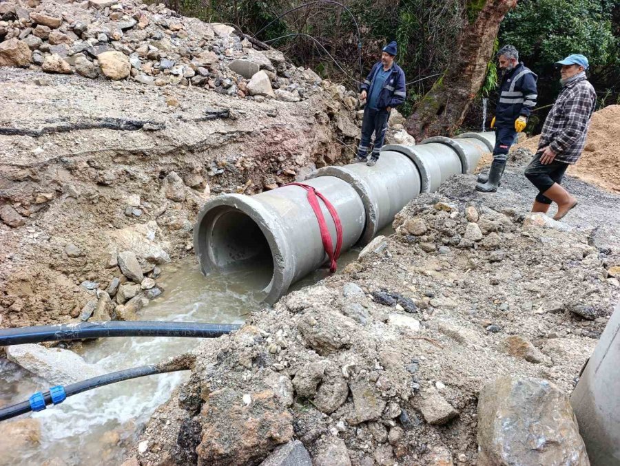 Alanya’da Tıkanan Menfezler Büyükşehir Ekiplerince Açıldı