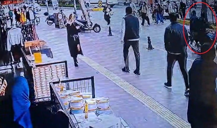 Yola Fırlayan 7 Yaşındaki Çocuğa Motosikletle Çarptılar, Arkalarına Baka Baka Yollarına Devam Ettiler