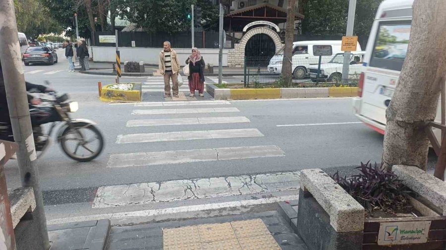 Yola Fırlayan 7 Yaşındaki Çocuğa Motosikletle Çarptılar, Arkalarına Baka Baka Yollarına Devam Ettiler