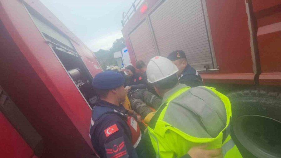 Antalya’da İki Kamyon Çarpıştı, Sıkışan Sürücüyü İtfaiye Kurtardı