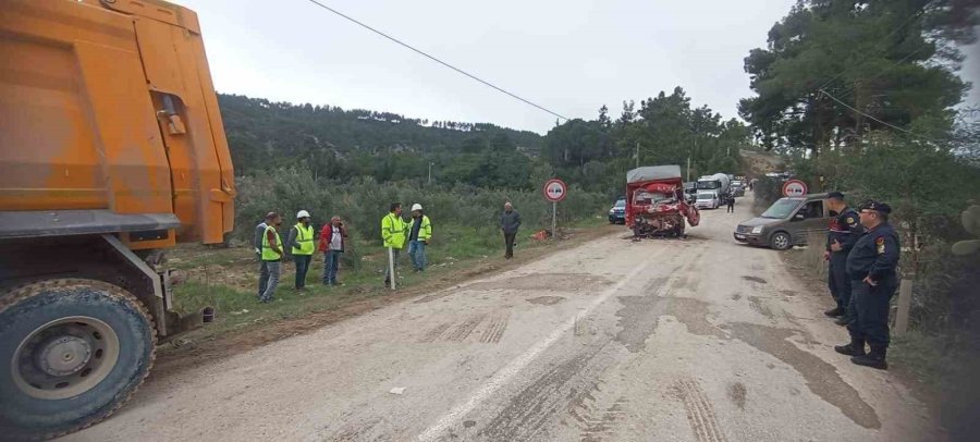 Antalya’da İki Kamyon Çarpıştı, Sıkışan Sürücüyü İtfaiye Kurtardı