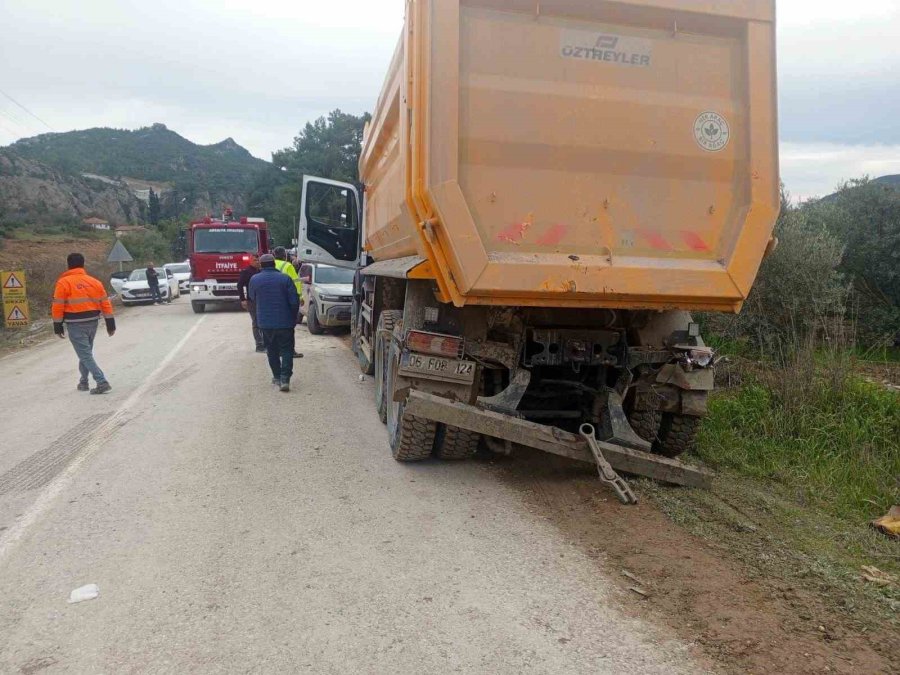 Antalya’da İki Kamyon Çarpıştı, Sıkışan Sürücüyü İtfaiye Kurtardı