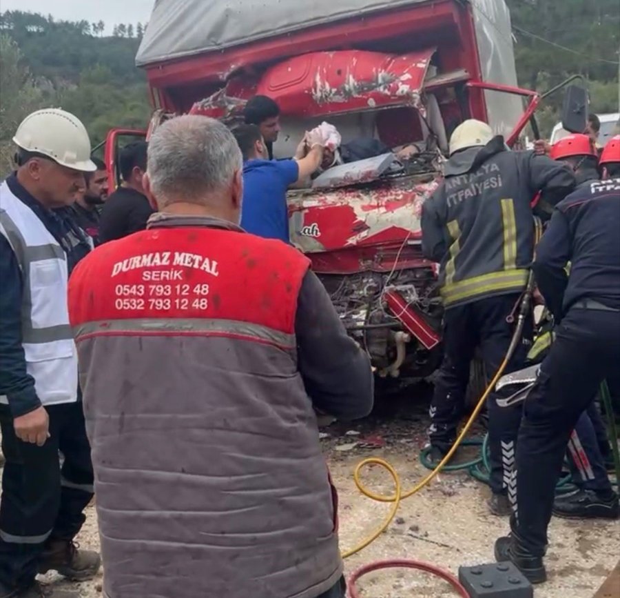 Antalya’da İki Kamyon Çarpıştı, Sıkışan Sürücüyü İtfaiye Kurtardı