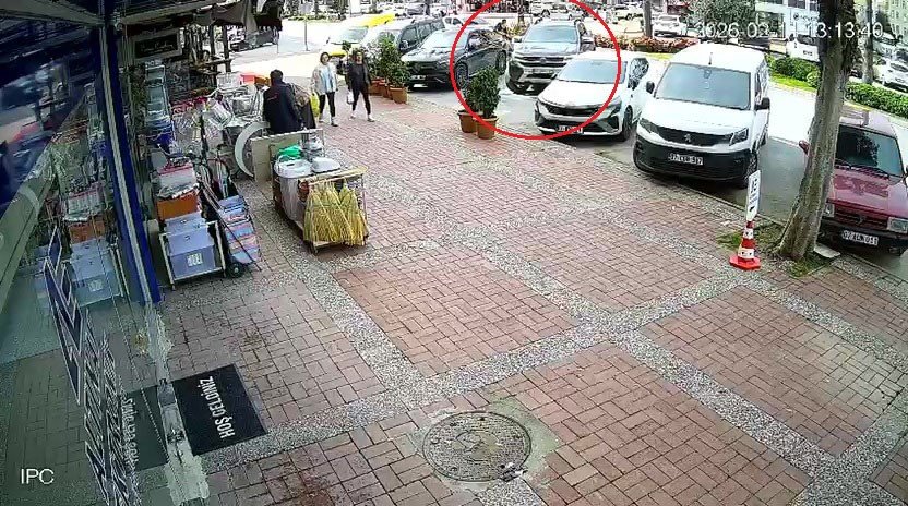 Geri Manevra Yapan Kamyonete Çarpan Motosikletteki 2 Kişi Yaralandı