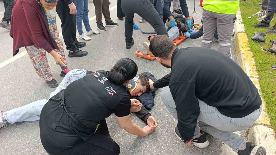 Geri Manevra Yapan Kamyonete Çarpan Motosikletteki 2 Kişi Yaralandı