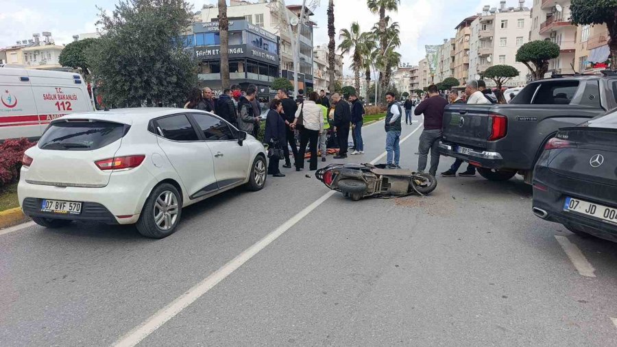 Geri Manevra Yapan Kamyonete Çarpan Motosikletteki 2 Kişi Yaralandı