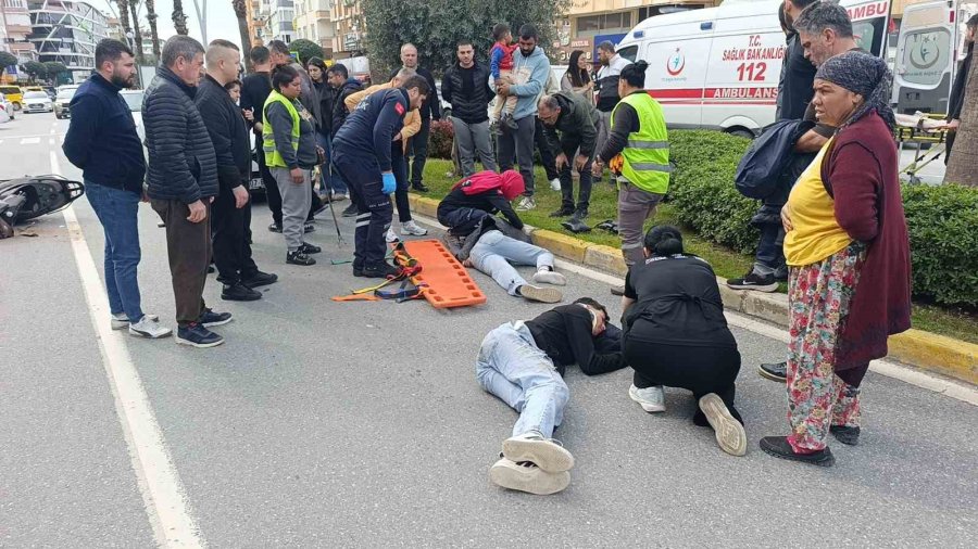 Geri Manevra Yapan Kamyonete Çarpan Motosikletteki 2 Kişi Yaralandı