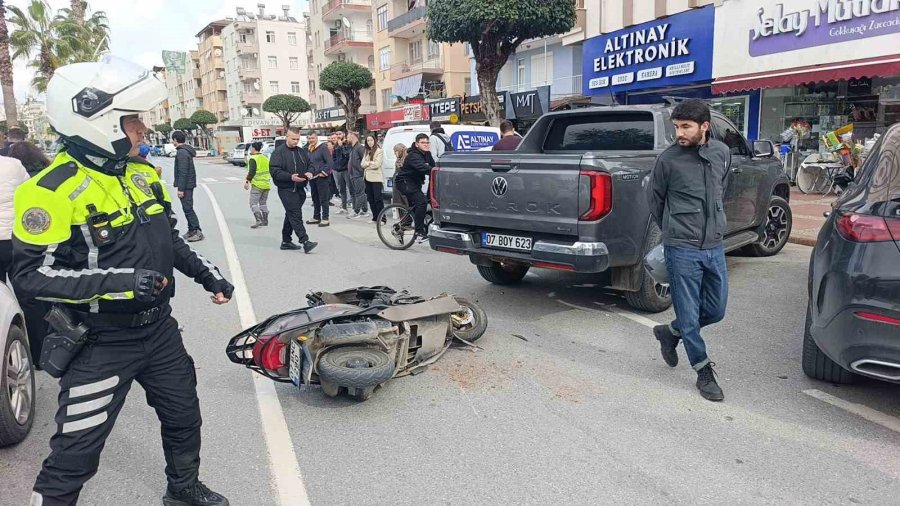 Geri Manevra Yapan Kamyonete Çarpan Motosikletteki 2 Kişi Yaralandı