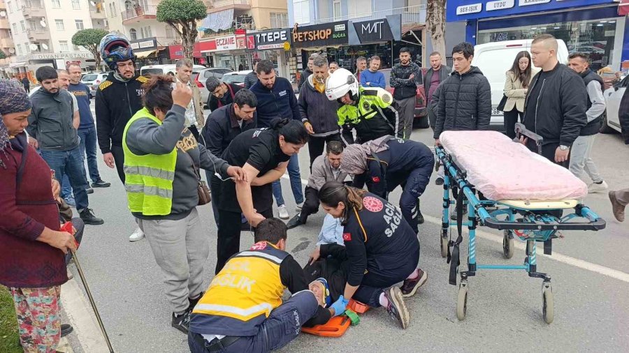 Geri Manevra Yapan Kamyonete Çarpan Motosikletteki 2 Kişi Yaralandı