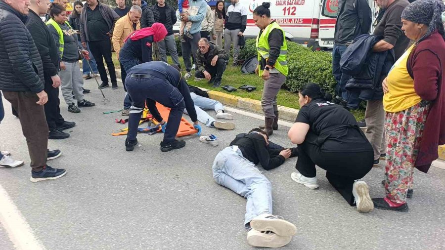 Geri Manevra Yapan Kamyonete Çarpan Motosikletteki 2 Kişi Yaralandı