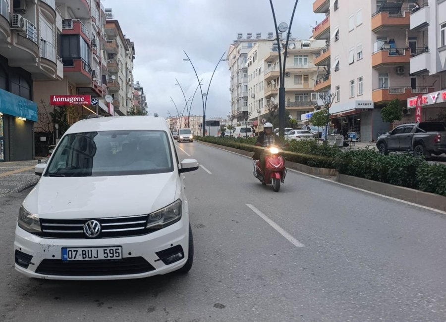 Yayalara Yol Veren Motosiklete Otomobilin Çarptığı Anlar Kamerada: 1 Yaralı