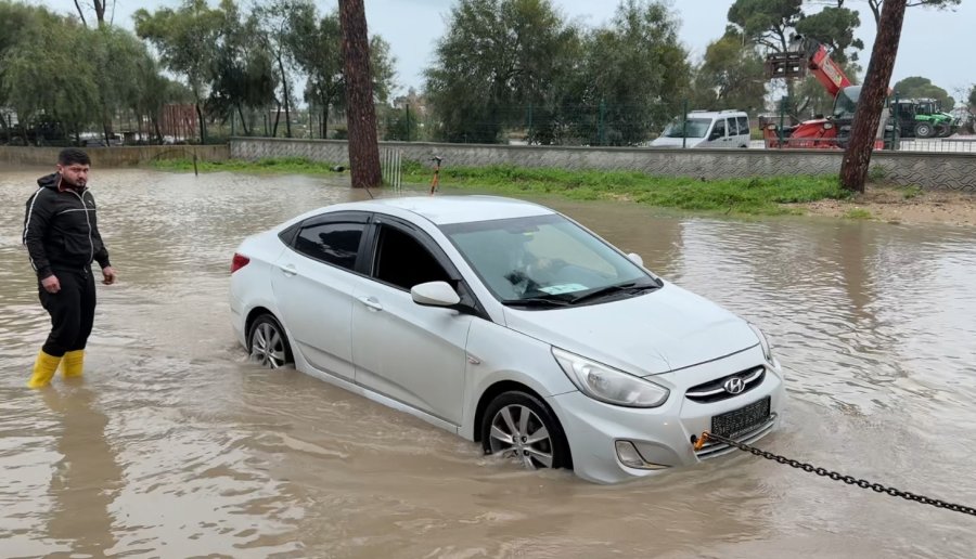 Serik’te Sağanak Nedeniyle Yollarda Su Birikintileri Oluştu