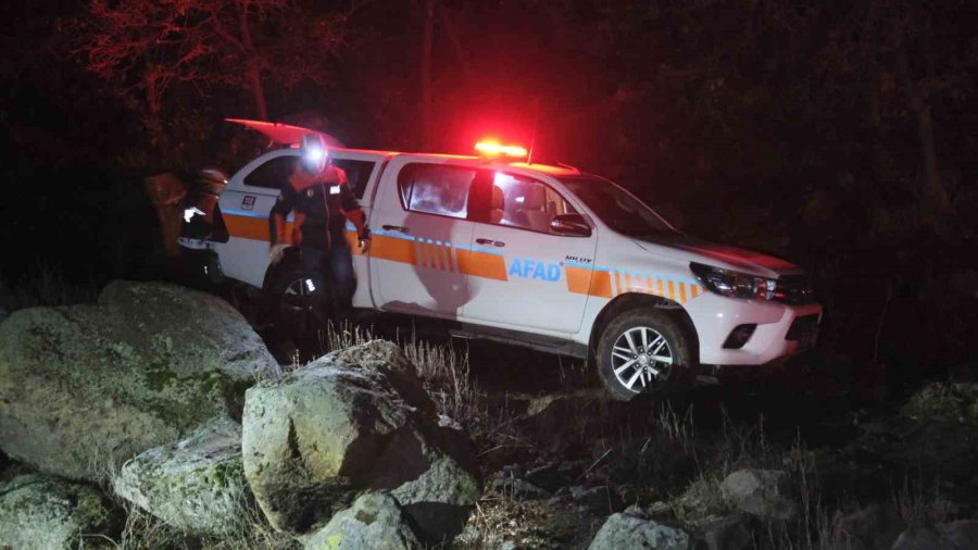 Define Bulmak İçin Girdikleri Sarnıçta Mahsur Kalan 3 Kişi, 4 Saatte Kurtarıldı