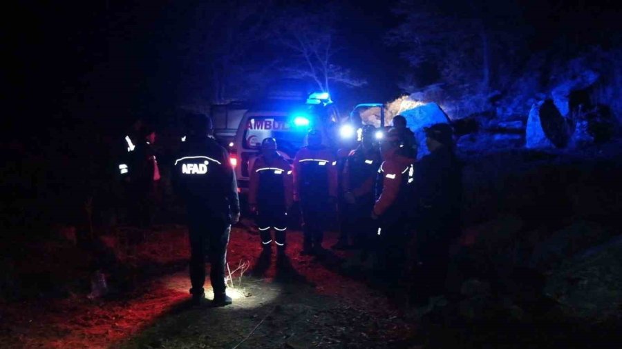 Define Bulmak İçin Girdikleri Sarnıçta Mahsur Kalan 3 Kişi, 4 Saatte Kurtarıldı