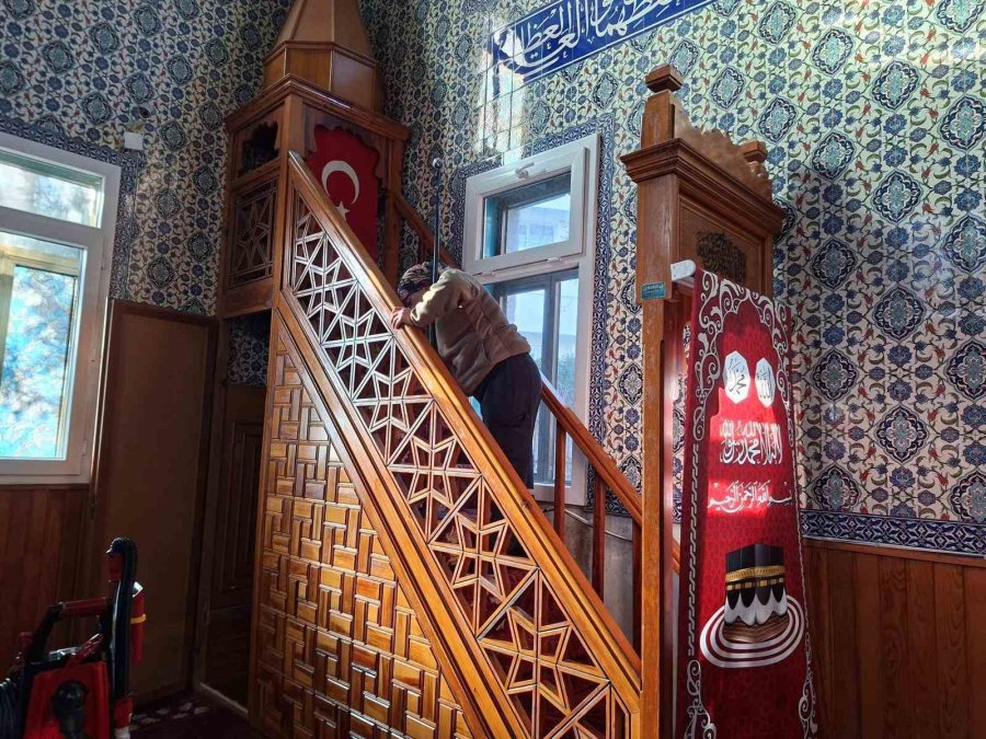 Kemer’de Ramazan Öncesi Camilerde Temizlik Yapıldı