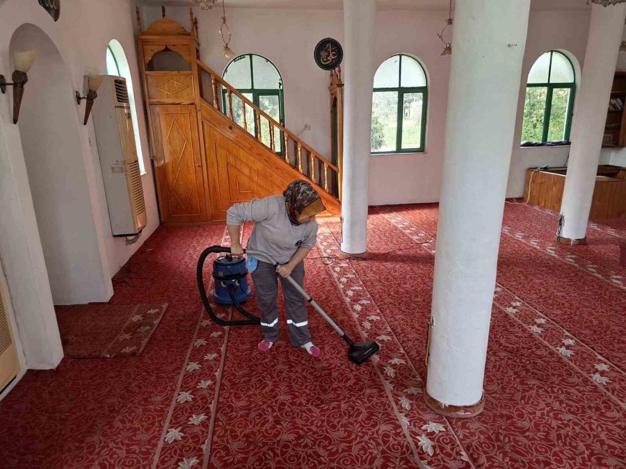 Kemer’de Ramazan Öncesi Camilerde Temizlik Yapıldı