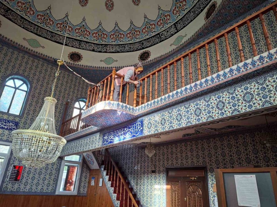 Kemer’de Ramazan Öncesi Camilerde Temizlik Yapıldı