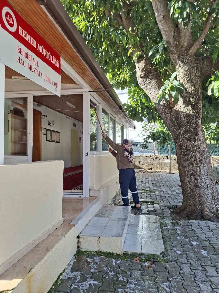 Kemer’de Ramazan Öncesi Camilerde Temizlik Yapıldı