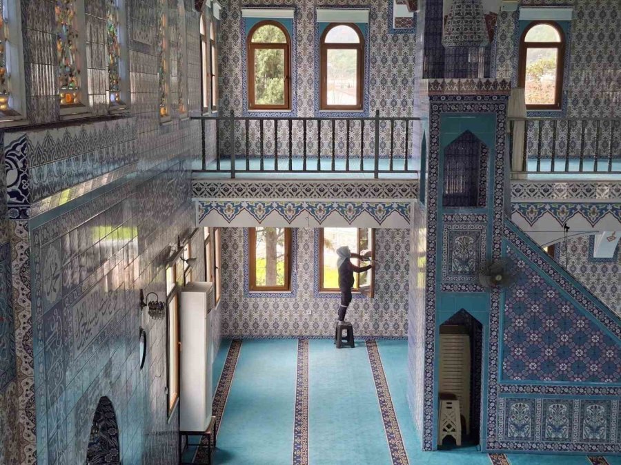 Kemer’de Ramazan Öncesi Camilerde Temizlik Yapıldı