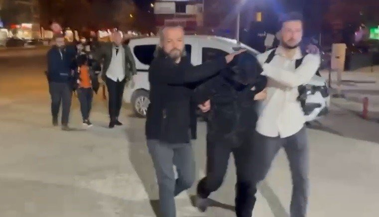 Arabasını Boyatmasında Yardım Eden Arkadaşına Av Tüfeği İle Saldırdı