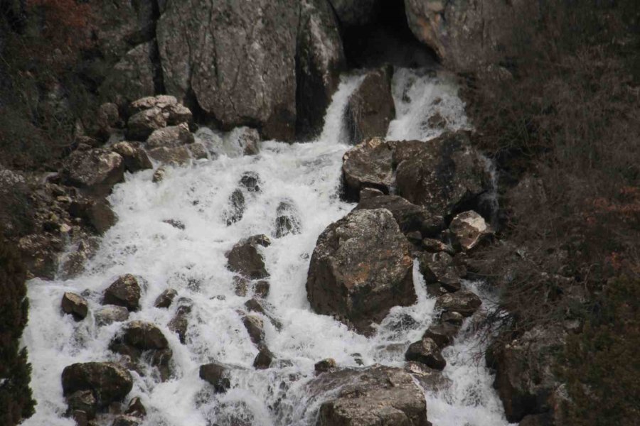 Derebucak’ta Kuruyan Düden Şelalesi Yeniden Akmaya Başladı