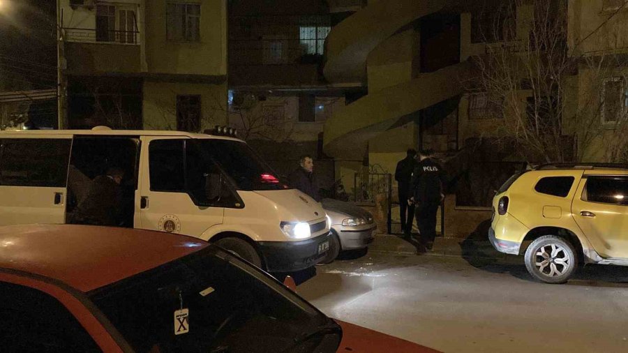 Polis Kavga İhbarına Gitti, Banyoda Cesetle Karşılaştı: 3 Gözaltı