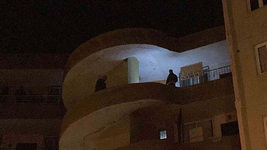 Polis Kavga İhbarına Gitti, Banyoda Cesetle Karşılaştı: 3 Gözaltı