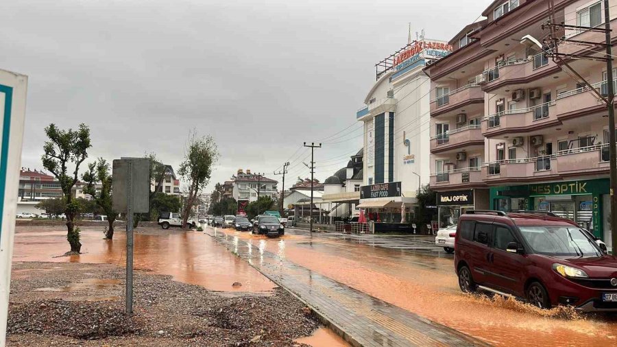 Alanya’da Sağanak Etkili Oldu, Sürücüler Zor Anlar Yaşadı