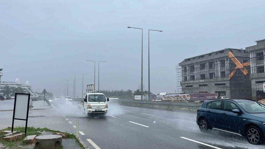 Alanya’da Sağanak Etkili Oldu, Sürücüler Zor Anlar Yaşadı