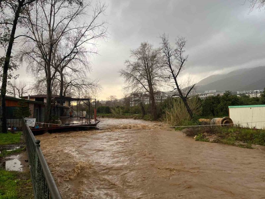 Alanya’da Sağanak Sebebiyle Oba Çayı Taştı, Binaların Bahçelerini Su Bastı
