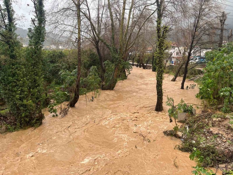 Alanya’da Sağanak Sebebiyle Oba Çayı Taştı, Binaların Bahçelerini Su Bastı