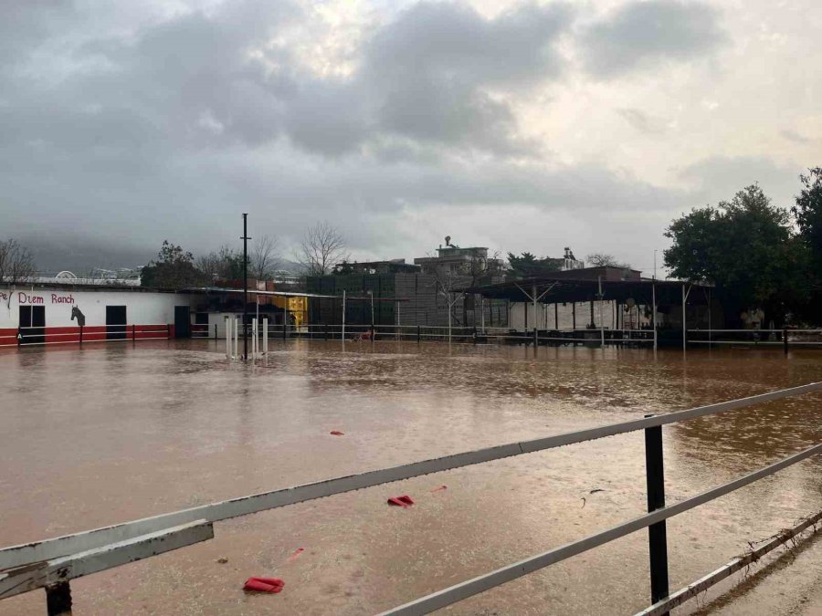 Alanya’da Sağanak Sebebiyle Oba Çayı Taştı, Binaların Bahçelerini Su Bastı